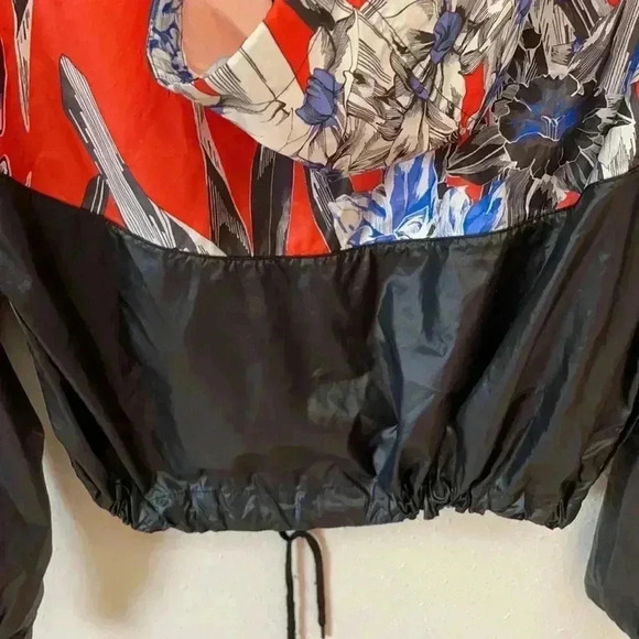 NIKE Women’s Hooded Wind Breaker Jacket - Picture 8 of 9